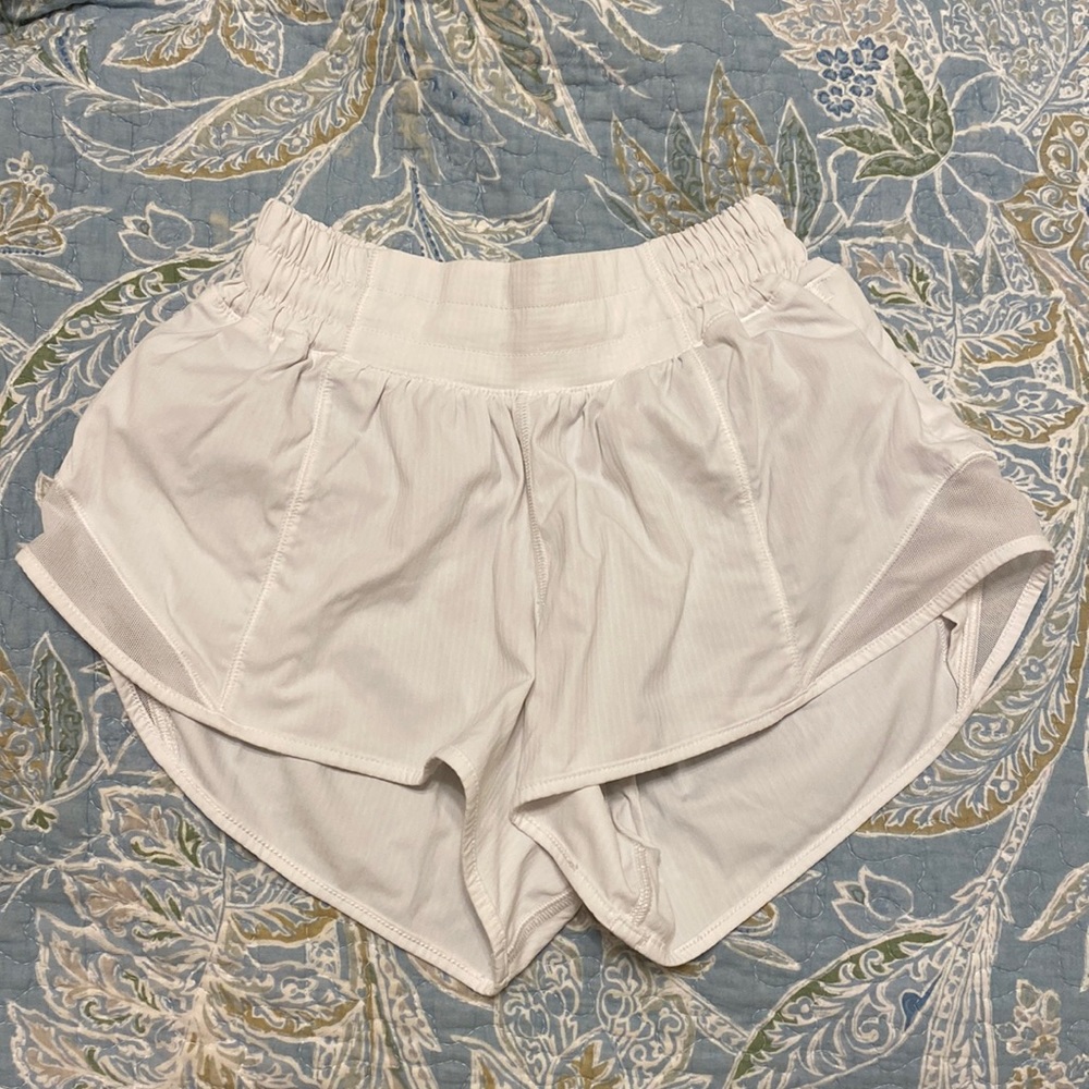 Lululemon Low-rise White Hotty Hots, Size 2, 2.5in inseam